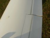 Horní plocha pravého křídla OK-7776 na rozhraní klapky a křidélka. Před klapkou je plnicí otvor integrální nádrže na vodu.